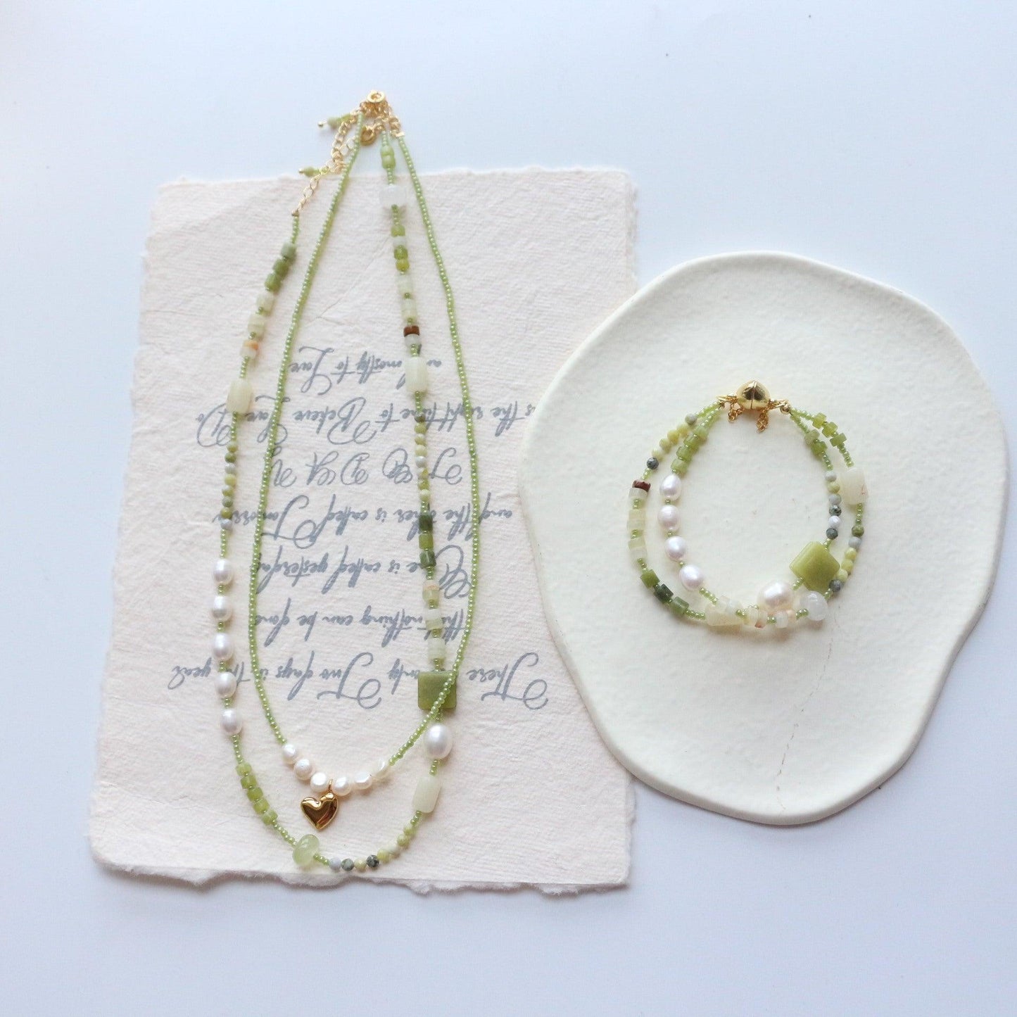 Vintage-Inspired Handmade Beaded Necklace with Green Natural Stones & Freshwater Pearls – Chic Collar Chain