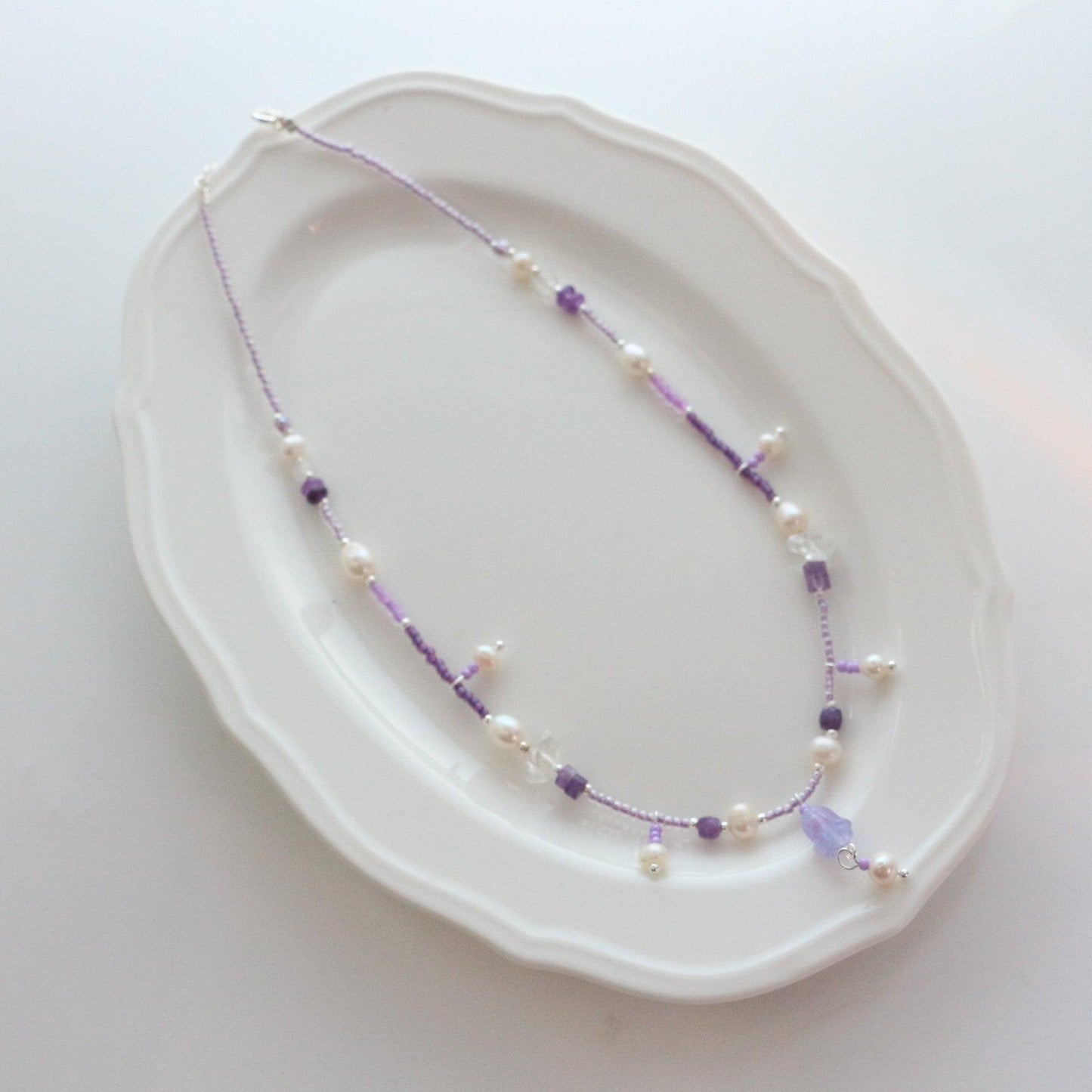 Fashionable Minimalist Amethyst Bud Pendant Necklace with Freshwater Pearls