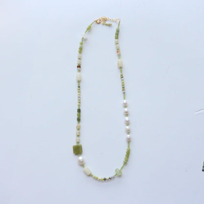 Vintage-Inspired Handmade Beaded Necklace with Green Natural Stones & Freshwater Pearls – Chic Collar Chain