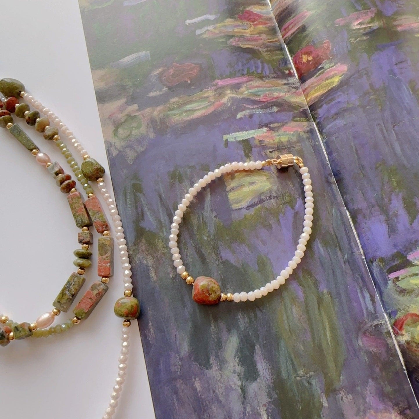 Natural Stone Beaded Necklace - Handmade Niche Jewelry with Green Neck Chain and Freshwater Pearls